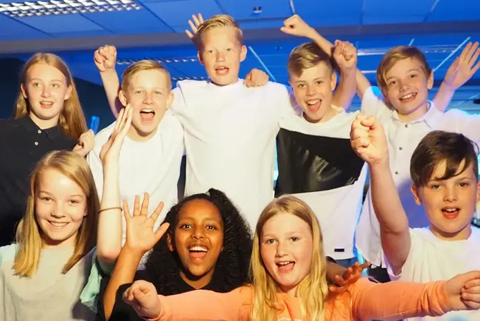 Barn som smiler til kamera hos Lucky Bowl