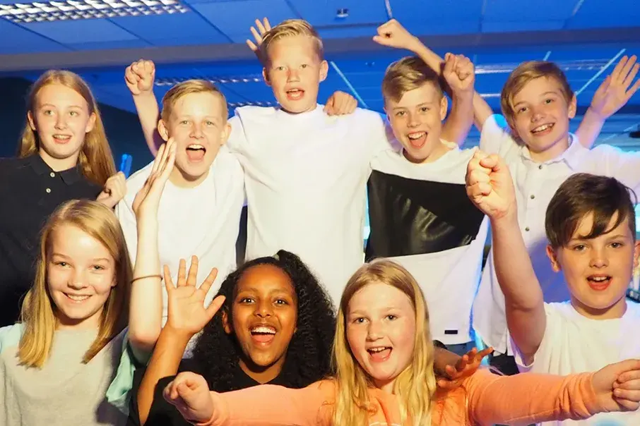 Barn som smiler til kamera hos Lucky Bowl