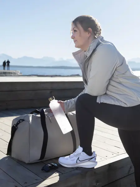 Dame som lener seg på kneet sitt