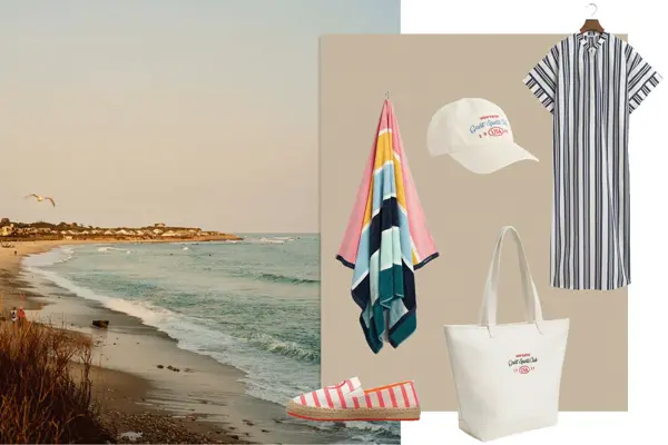 Strandbilde, håndkle, hvit caps, rosa og hvit stripet espadrillos, hvit strandveske, blå og hvit stripet lang strandkjole.