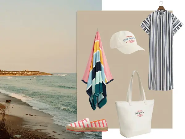 Strandbilde, håndkle, hvit caps, rosa og hvit stripet espadrillos, hvit strandveske, blå og hvit stripet lang strandkjole.
