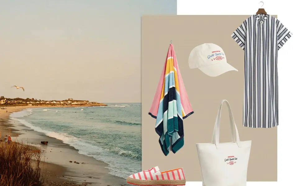 Strandbilde, håndkle, hvit caps, rosa og hvit stripet espadrillos, hvit strandveske, blå og hvit stripet lang strandkjole.