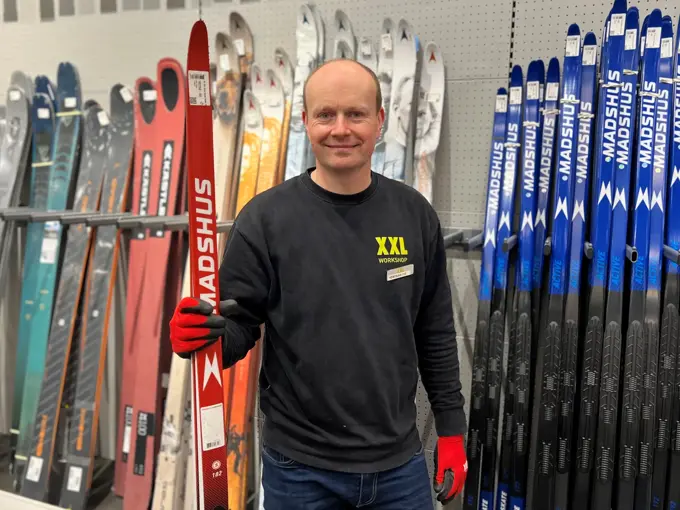Bilde av Kestas på XXL foran skihylla med et par ski i hånda