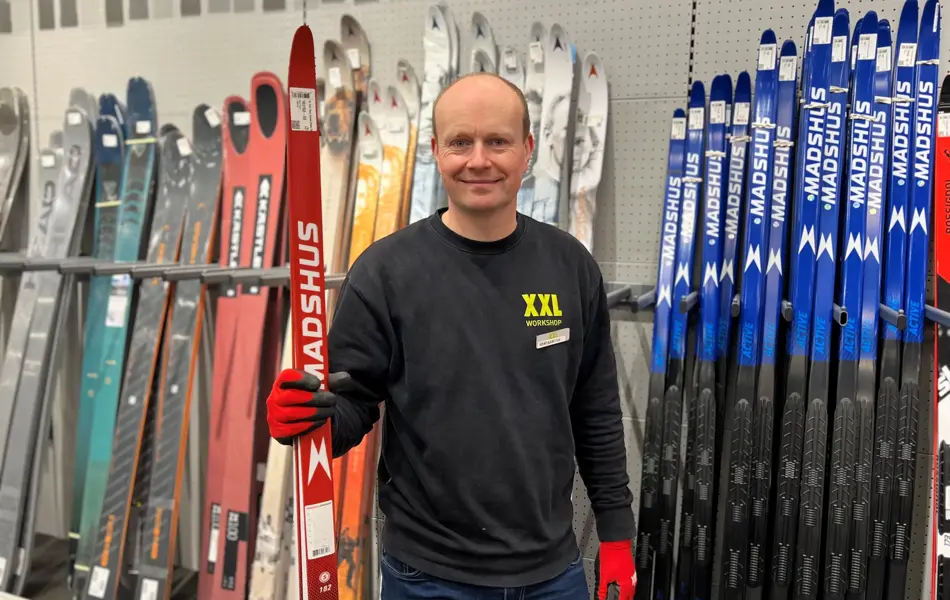 Bilde av Kestas på XXL foran skihylla med et par ski i hånda