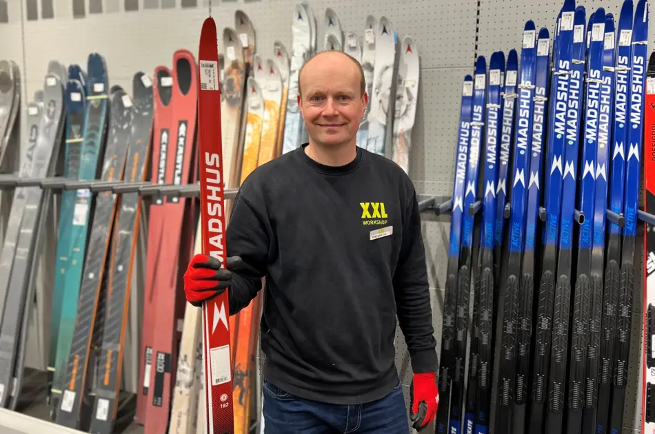 Bilde av Kestas på XXL foran skihylla med et par ski i hånda