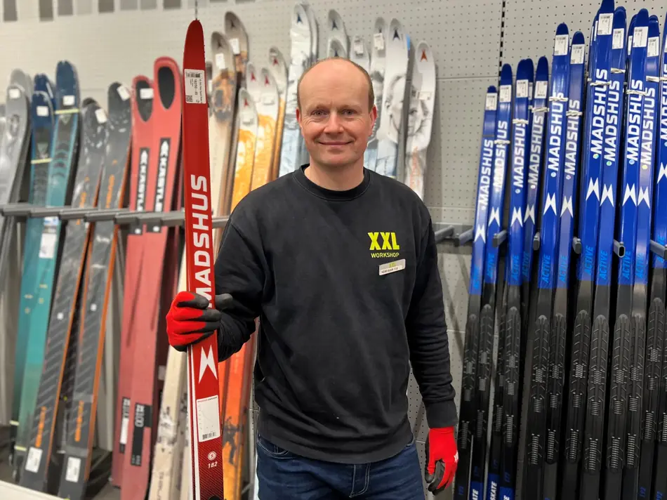 Bilde av Kestas på XXL foran skihylla med et par ski i hånda