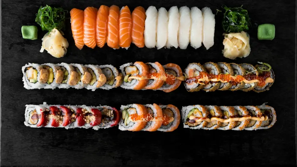 Sushi på svart fat
