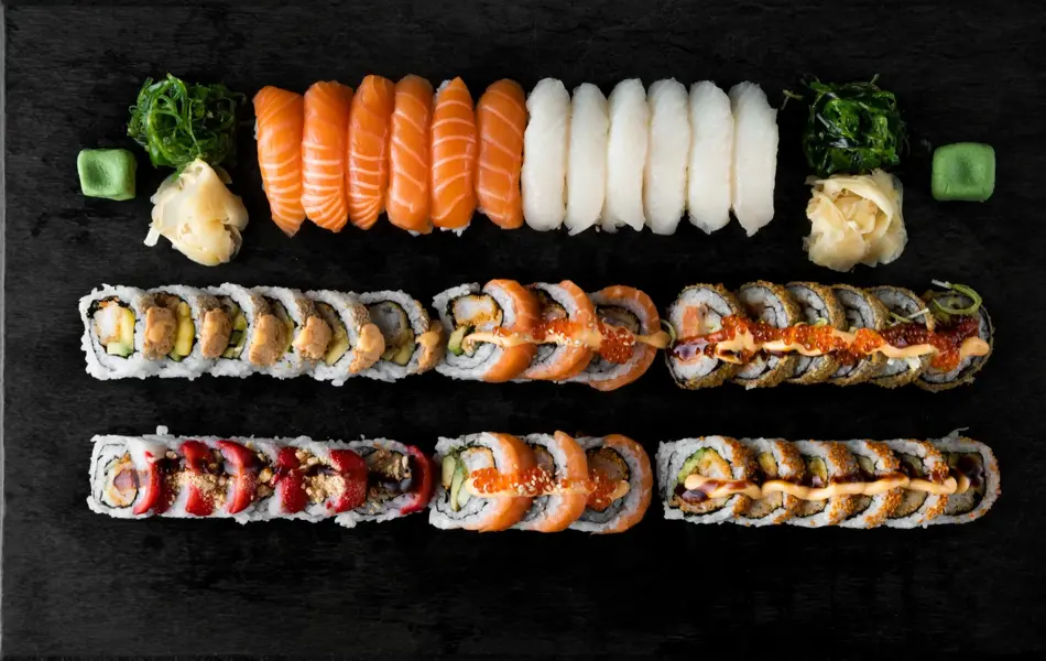 Sushi på svart fat