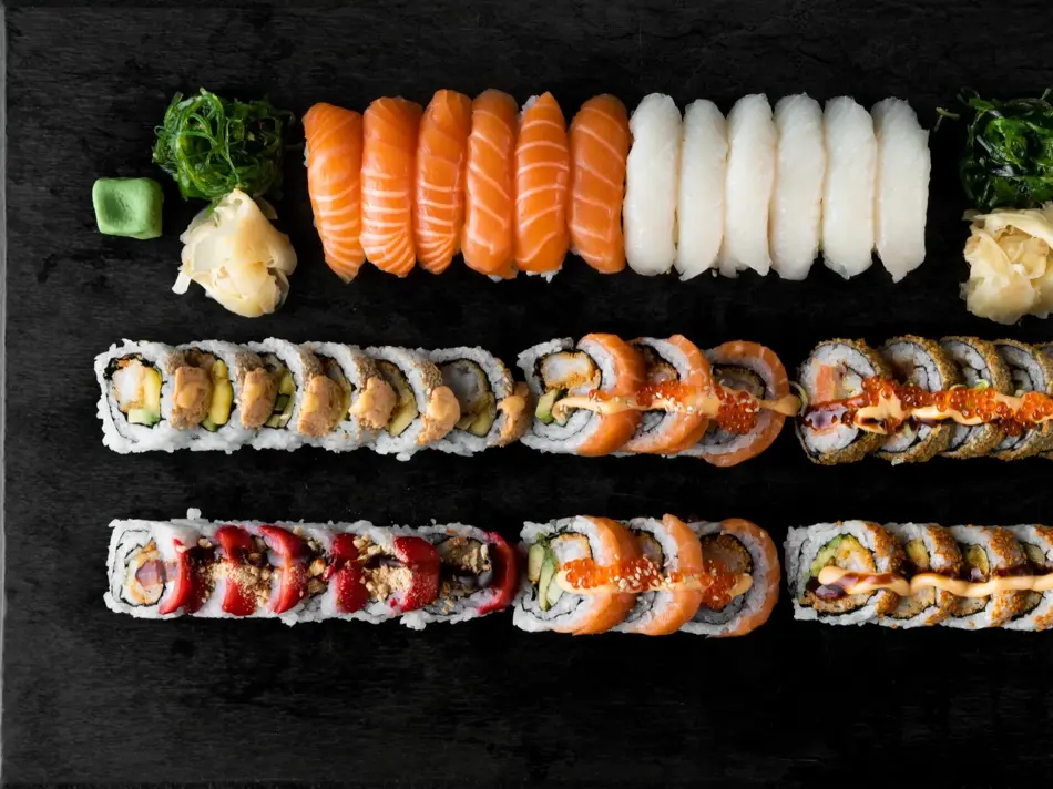 Sushi på svart fat