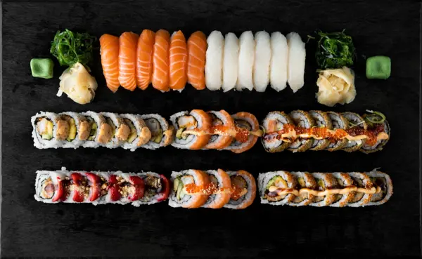 Sushi på svart fat