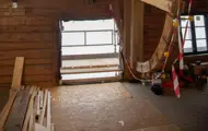 Takmøne, vinduer og vinnehjul sett innenfra i Kjøpmannsgata 15 i Trondheim under oppussing. Bygningsmaterialer på gulvet.