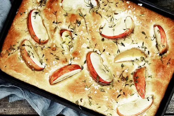 Foccaia med eple og timian i en langpanne