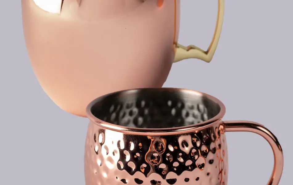 Collage av to kopper i kobbermetall