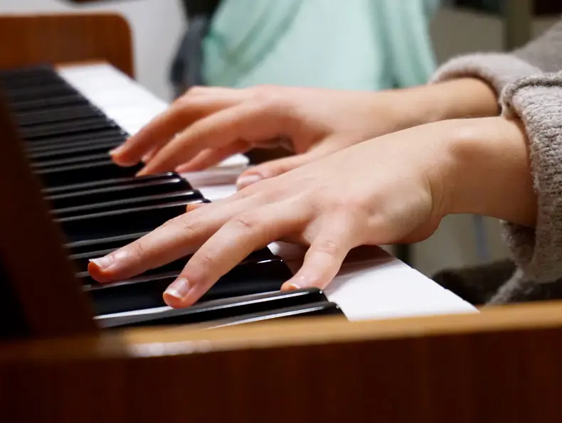 writing-hand-music-keyboard-technology-finger-1014264-pxhere.com