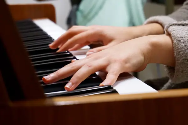 writing-hand-music-keyboard-technology-finger-1014264-pxhere.com