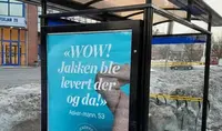 Reklameplakat for Sandvika Storsenter på busskur med teksten "Wow! Jakken ble levert der og da!"