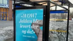 Reklameplakat for Sandvika Storsenter på busskur med teksten "Wow! Jakken ble levert der og da!"
