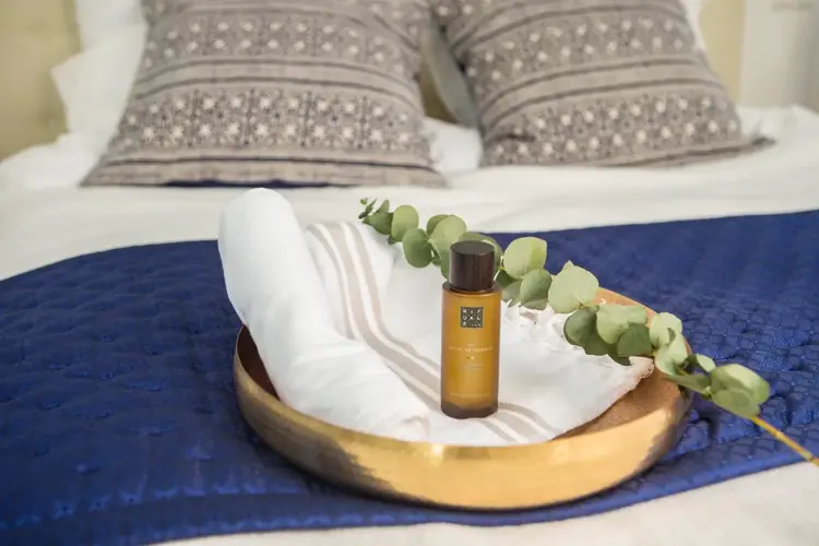 Hammam massasjeolje får huden din til å føles ultramyk. Oljen er beriket med revitaliserende organisk arganolje og de varmende egenskapene til naturlig eukalyptus. Denne gir hjemmet ditt den særegne atmosfæren til et autentisk badehus i Midtøsten. Kan også brukes som olje for tørr hud. Pris for massasje olje 150 kr. 