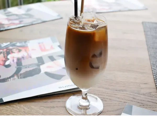 Iskaffe på et bord