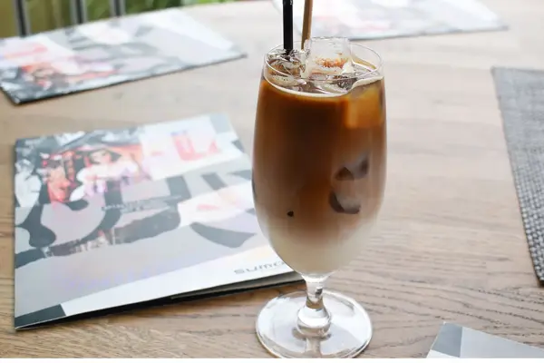 Iskaffe på et bord