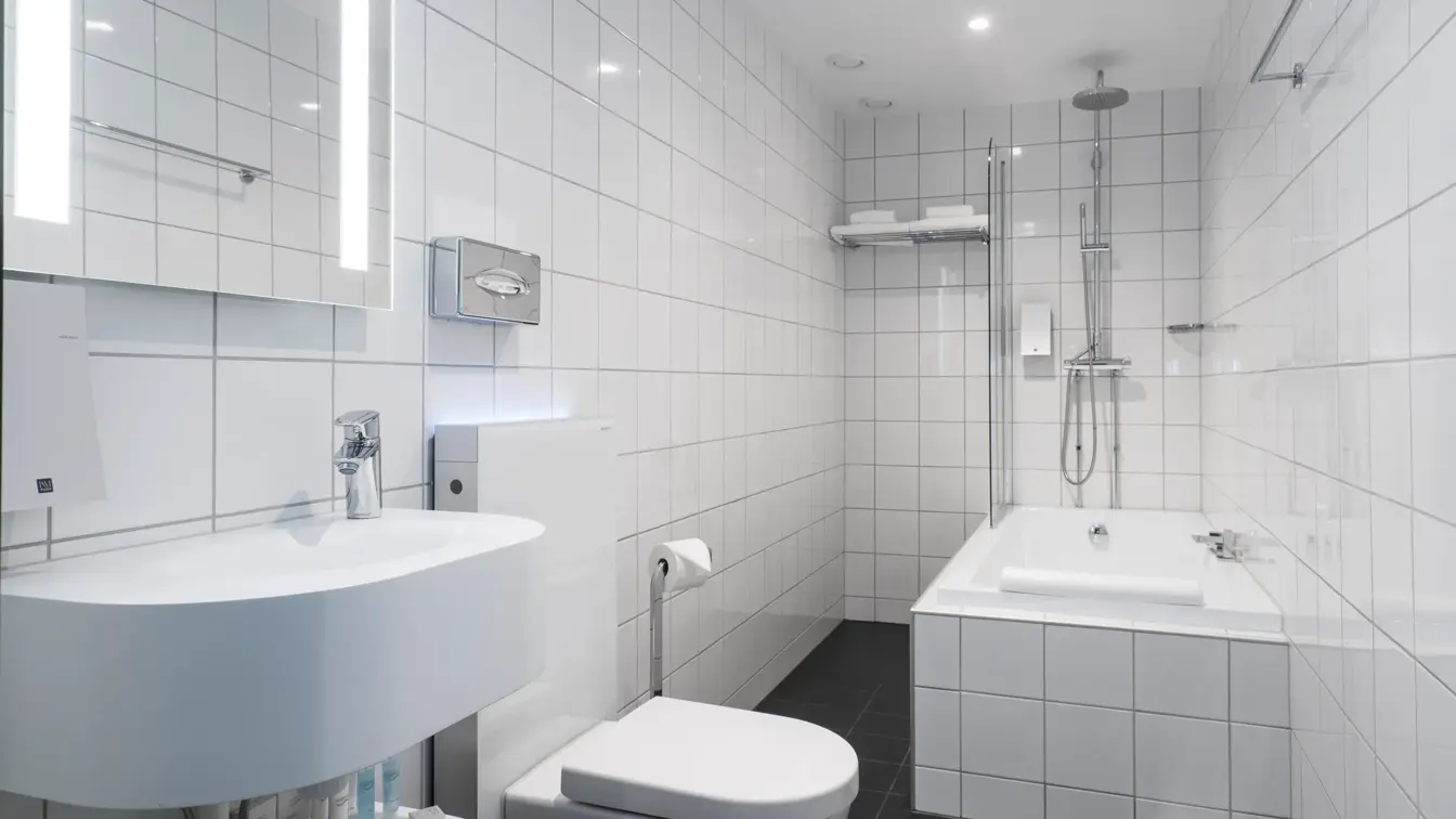 Vask, do og badekar med dusj på bad i Superior room på Thon Hotel Arendal i Arendal sentrum