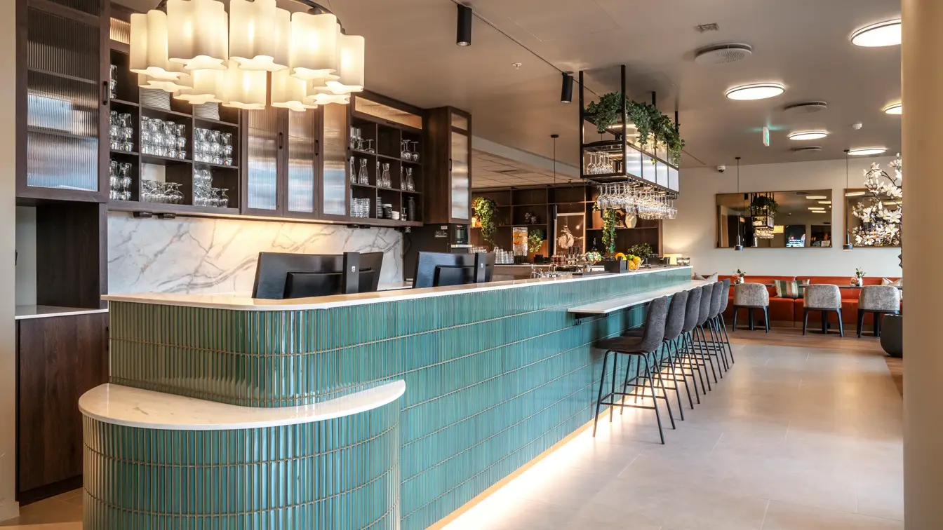 Grønn resepsjonsdisk og lobby bar i lobbyområde