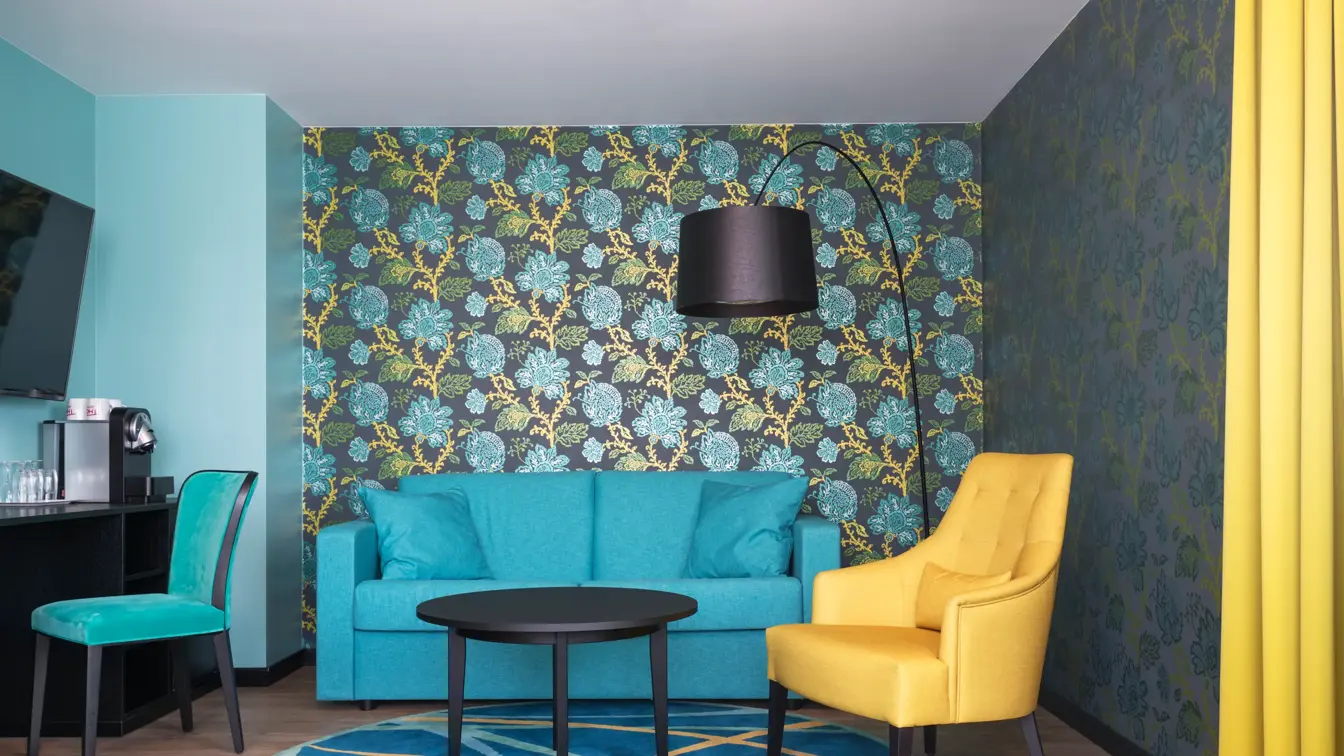 Suite med sofa, TV, lenestol og gardiner