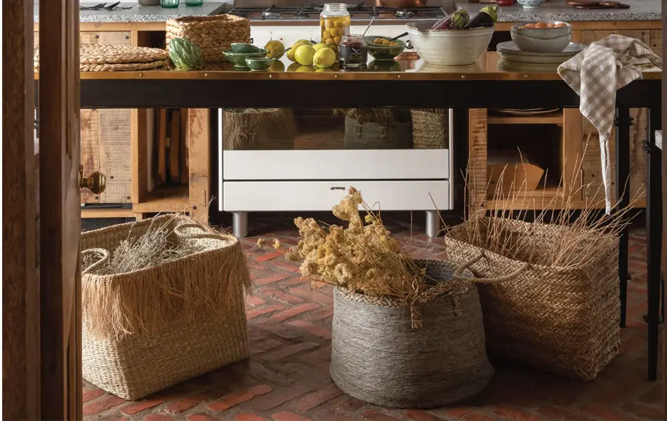 Kjøkken med bord dekket med frukter og rotting kuver under bordet