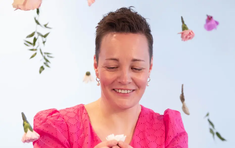 Dame som holder en blomster