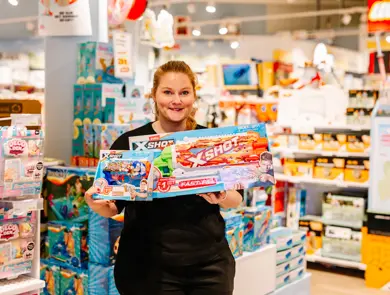 Dame som holder barneleker