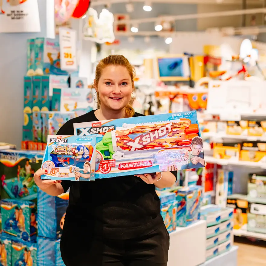 Dame som holder barneleker