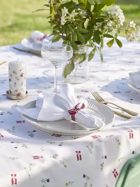 17. mai Sunnøve duk og kubbelys