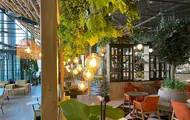 Bildet er tatt innendørs på kjøpesenteret Mirum Galleria i Norrköping og viser et utvalg av butikkene på senteret.