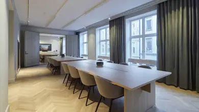 Pløens gate 1, stort rom med store bord og mange stoler