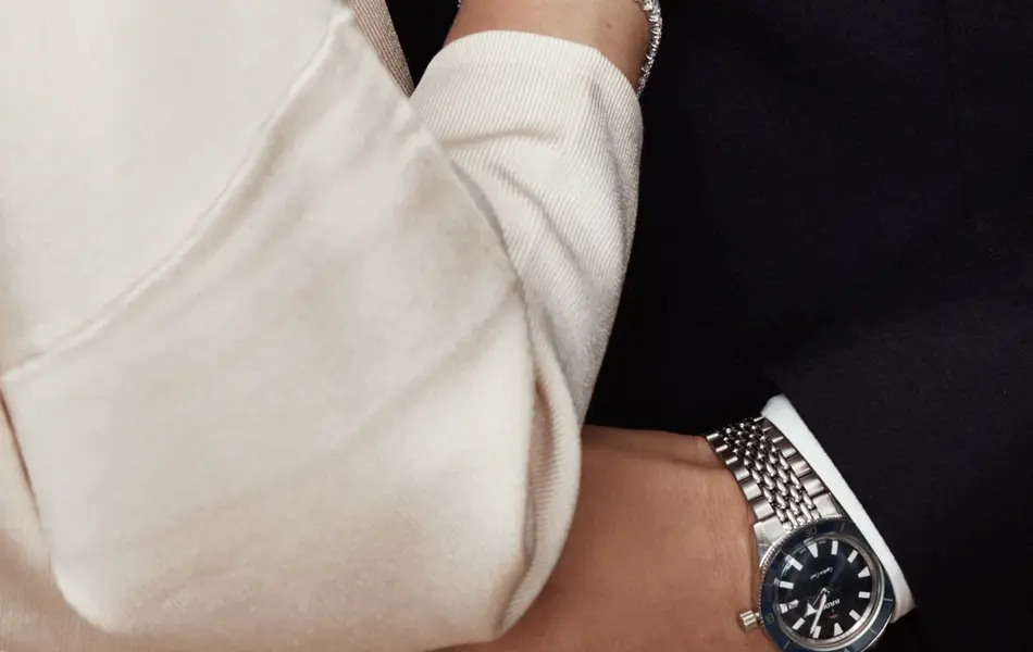 Hender med smykker og klokke