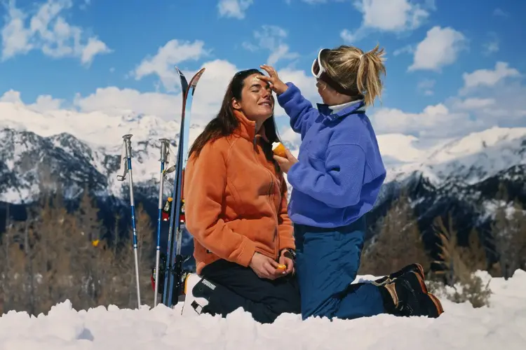 Se hvilke solkremer du bør velge og hvordan du smører deg riktig med ekspertenes tips!