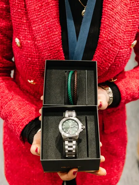 Dame som holder klokker og armbånd