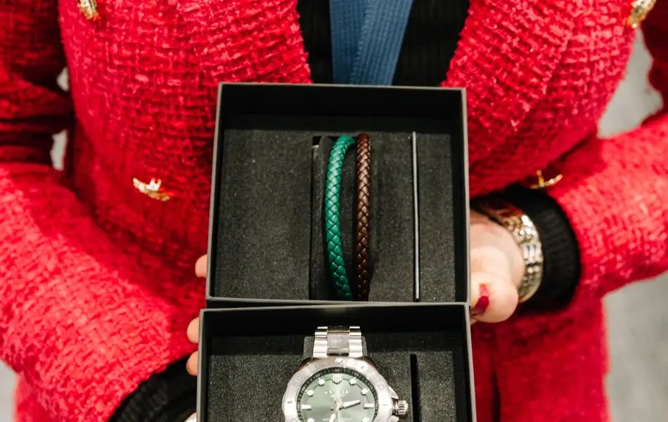 Dame som holder klokker og armbånd