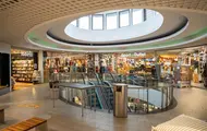 AMFI Stord fellesareal, i gang mellom butikker med sitteplasser til kunder