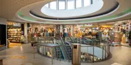 AMFI Stord fellesareal, i gang mellom butikker med sitteplasser til kunder