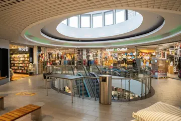 AMFI Stord fellesareal, i gang mellom butikker med sitteplasser til kunder