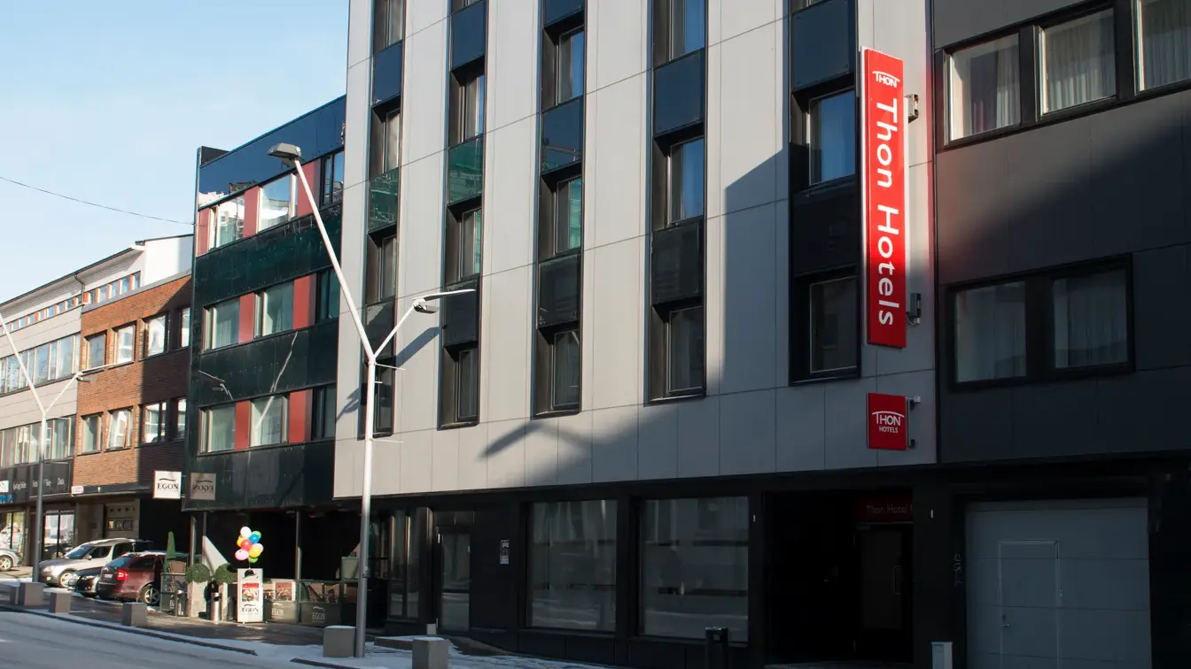 Fasaden til Thon Hotel Polar sett fra gatenivå på en solskinnsdag på tidlig vinter