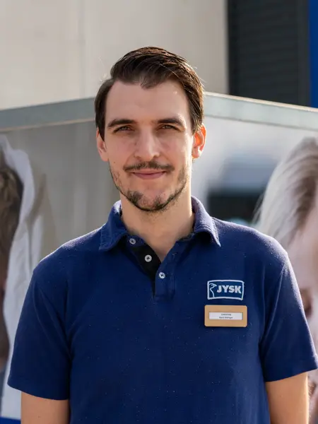 en mann utenfor jysk