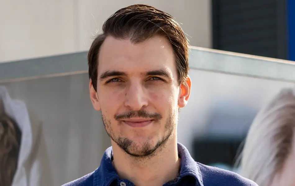 en mann utenfor jysk