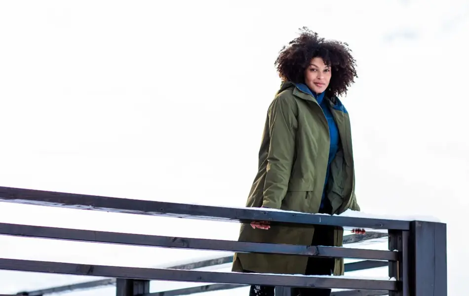 Dame som lener seg på et rekkverk