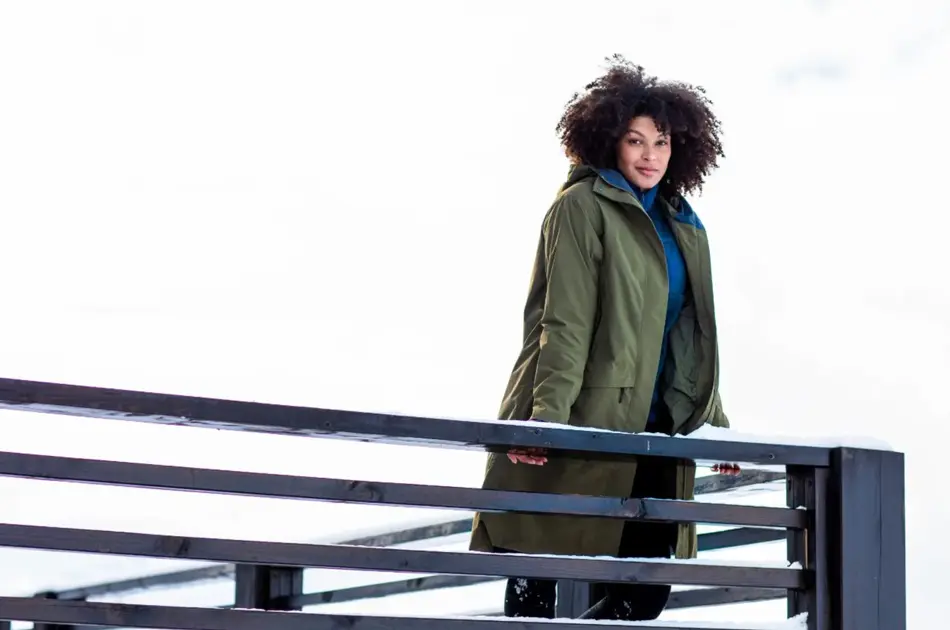 Dame som lener seg på et rekkverk