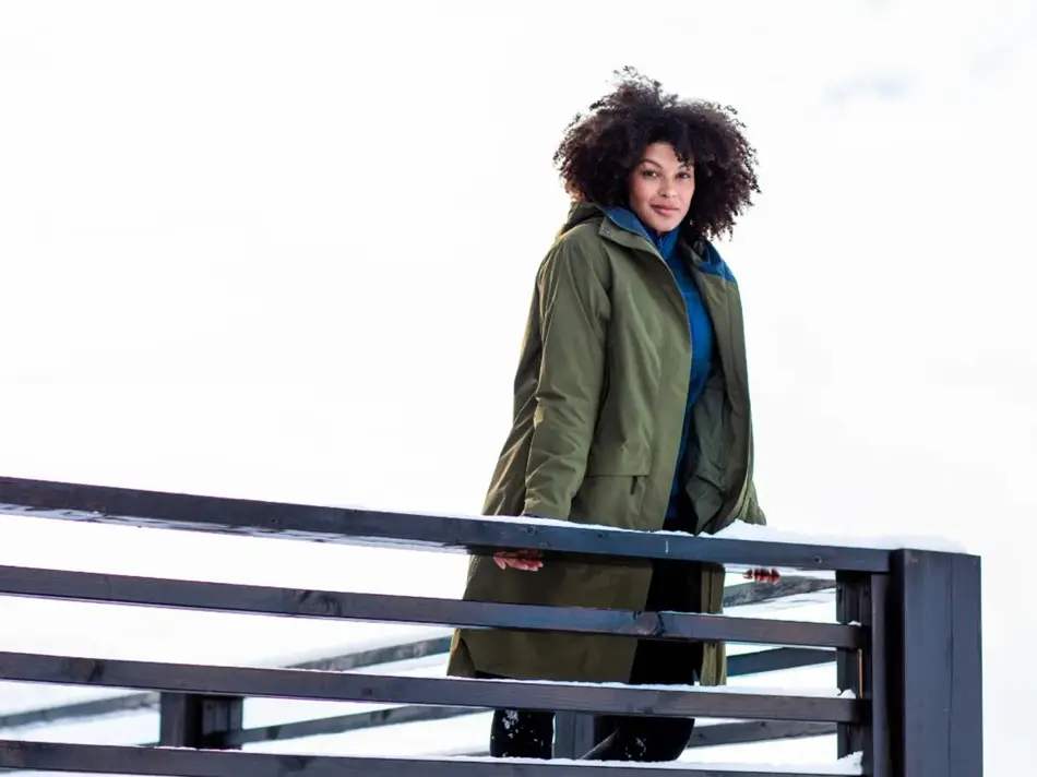 Dame som lener seg på et rekkverk