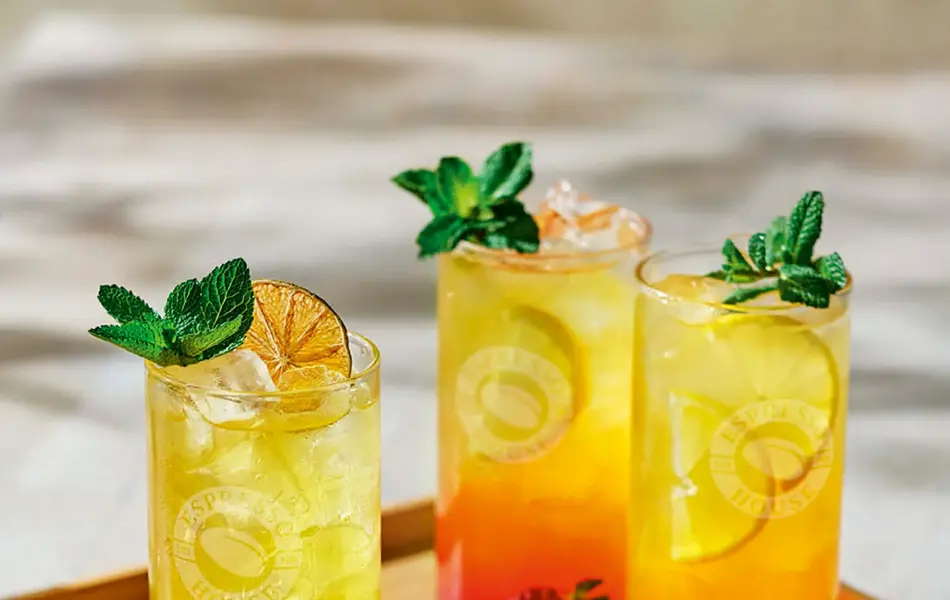 Tre høye glass med limonade på et brett.