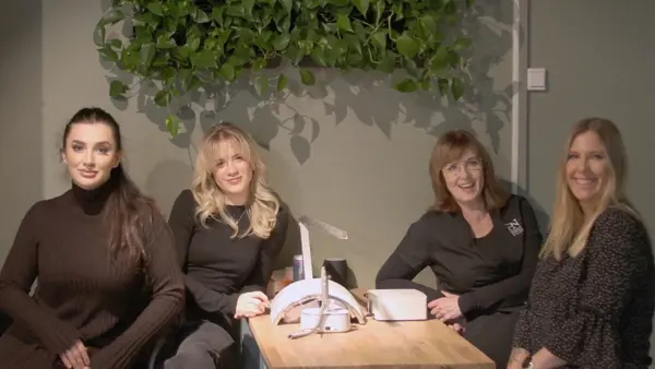 May, Rizida, Ellinor og Christina fra Skjønnhetskollektivet som sitter rundt et bord og smiler mot kameraet