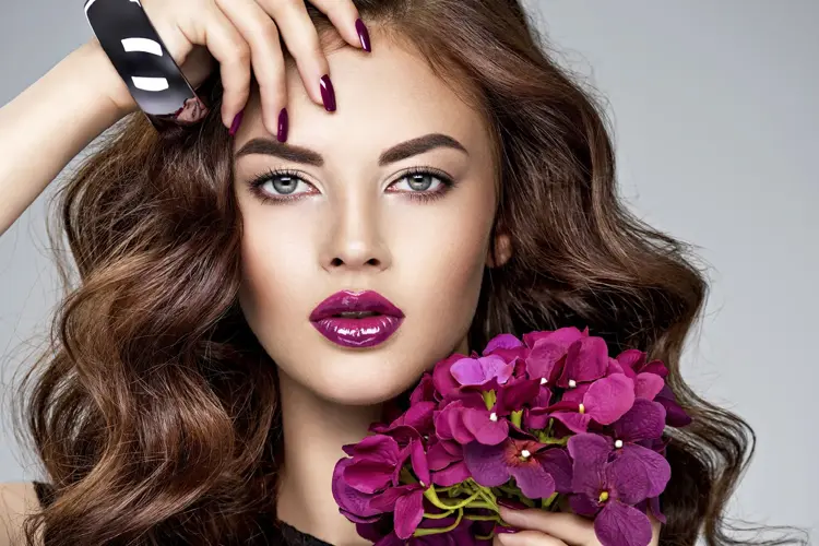 «Cherry Cola lips», metalliske øyne og «Hollywoodglam»: Slik får du håret og sminken til å skinne litt ekstra til julens festligheter. 